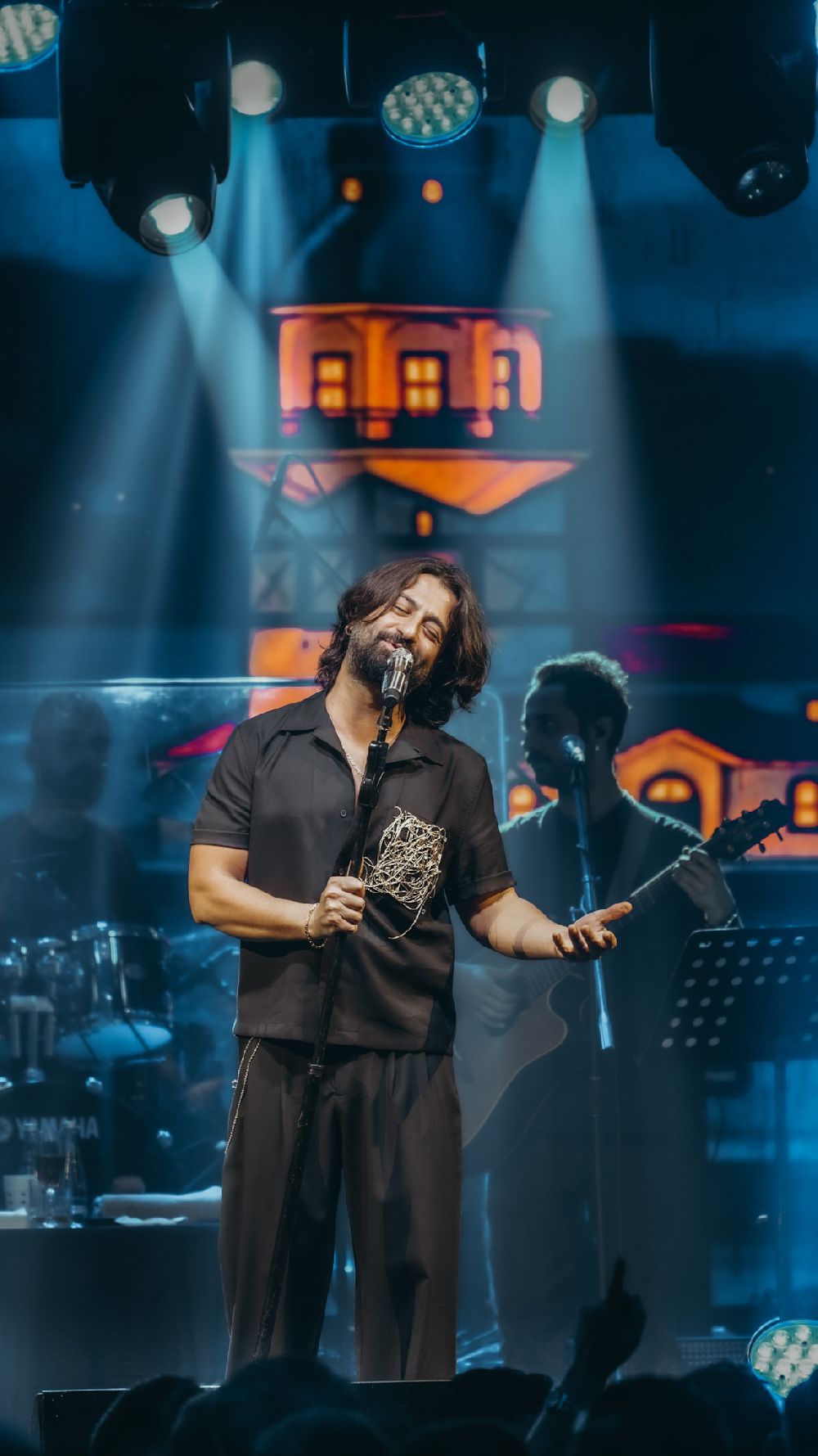 Koray Avcı’dan sahneye para atan hayranına tepki!