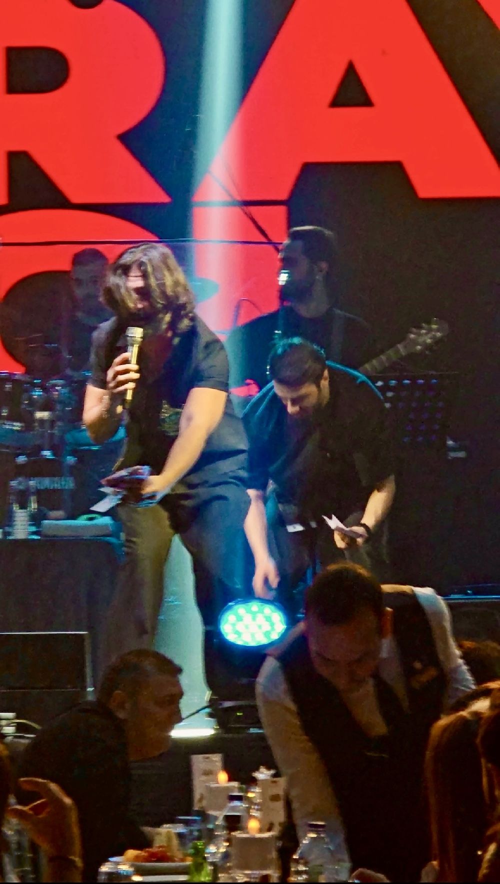 Koray Avcı’dan sahneye para atan hayranına tepki!