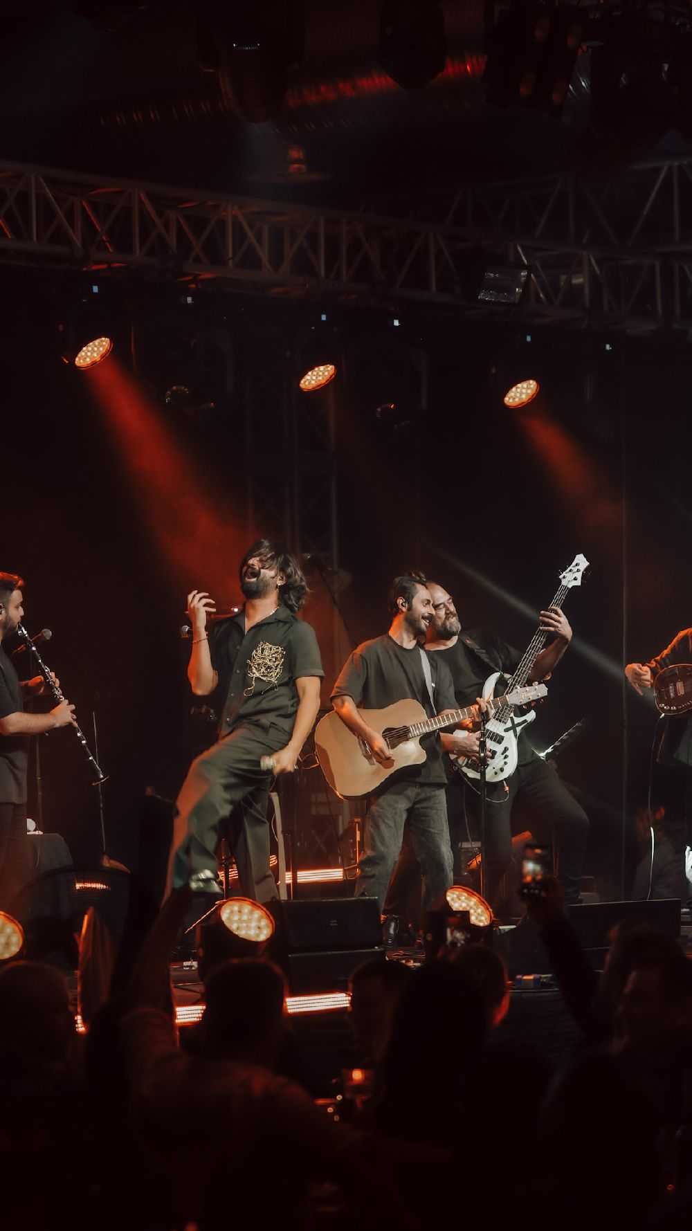 Koray Avcı’dan sahneye para atan hayranına tepki!