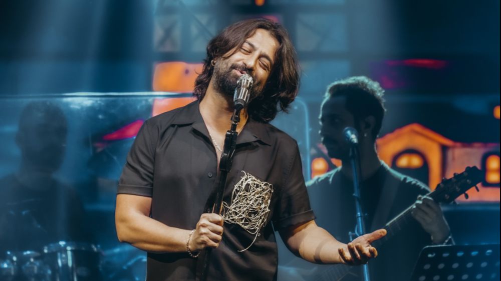 Koray Avcı’dan sahneye para atan hayranına tepki!