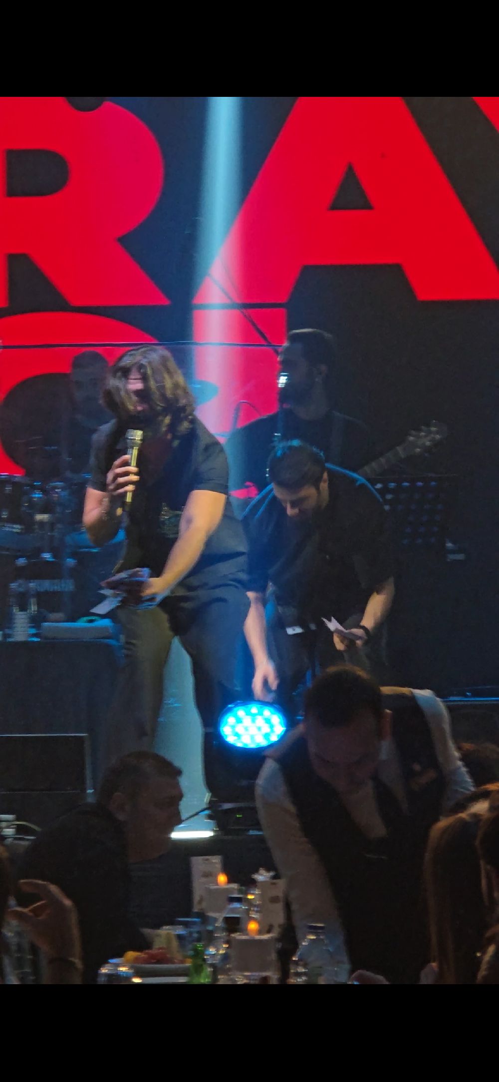 Koray Avcı’dan sahneye para atan hayranına tepki!