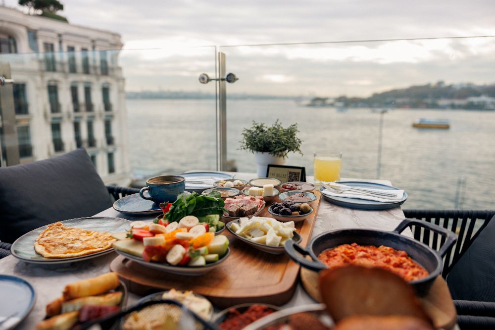 The Wings Hotels teraslarında Boğaz manzaralı bir gastronomi deneyimi