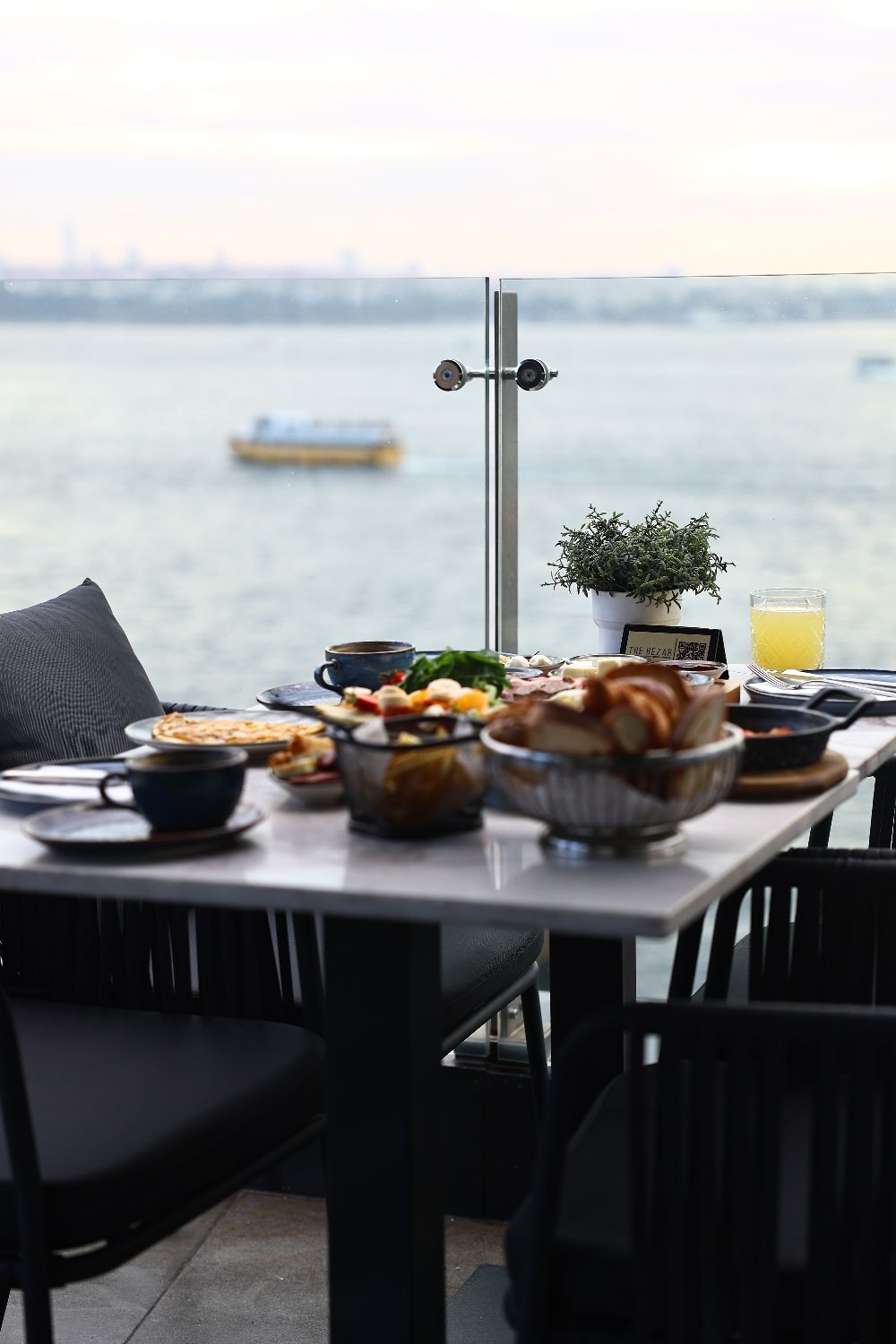 The Wings Hotels teraslarında Boğaz manzaralı bir gastronomi deneyimi