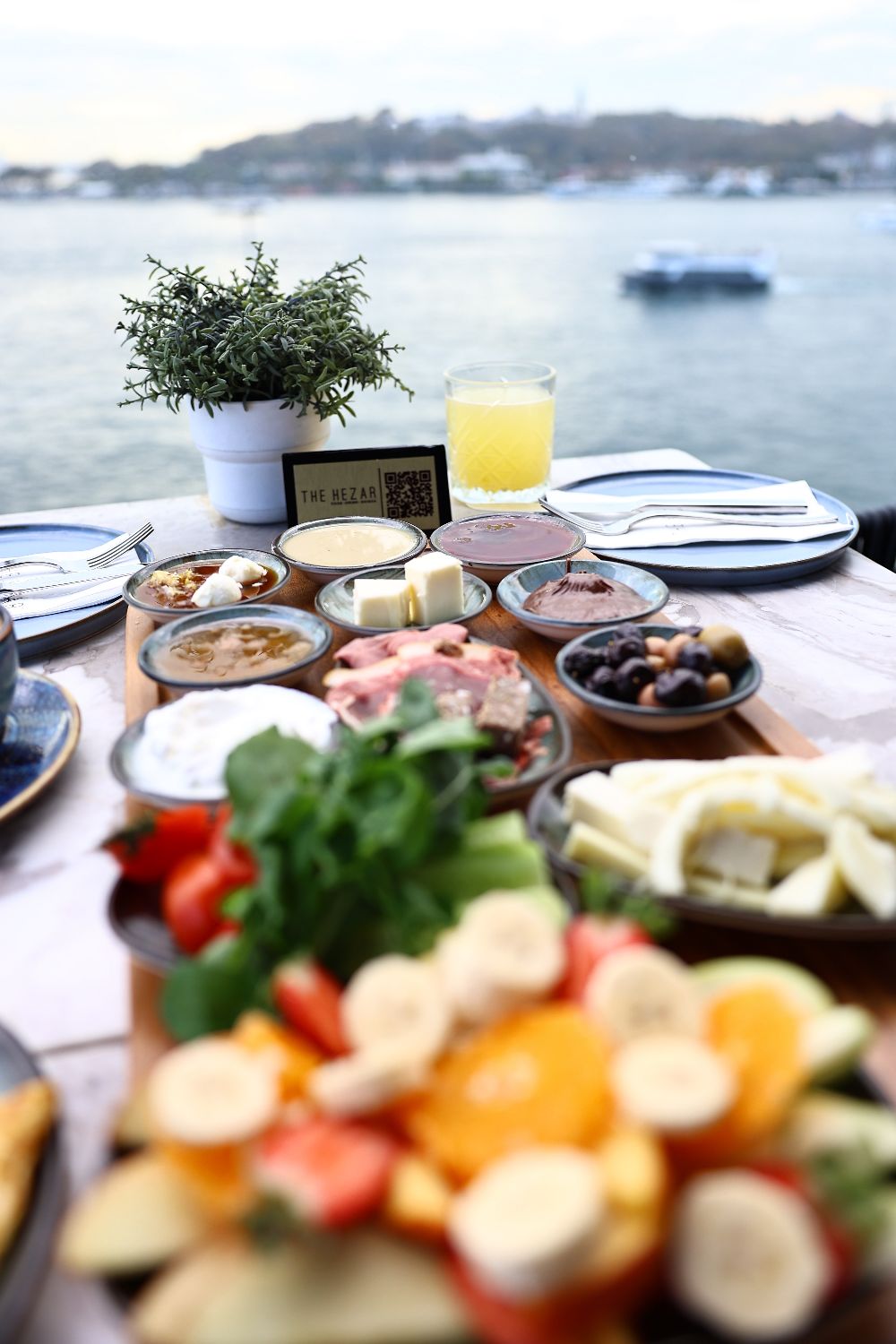 The Wings Hotels teraslarında Boğaz manzaralı bir gastronomi deneyimi