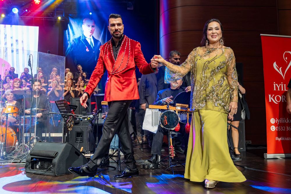 Türkan Şoray İyilik Korosu'yla sahnede