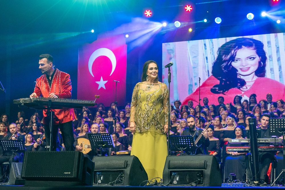 Türkan Şoray İyilik Korosu'yla sahnede