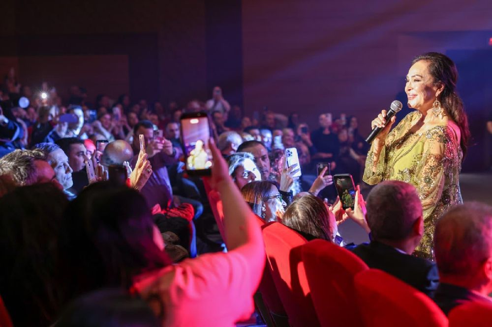 Türkan Şoray İyilik Korosu'yla sahnede