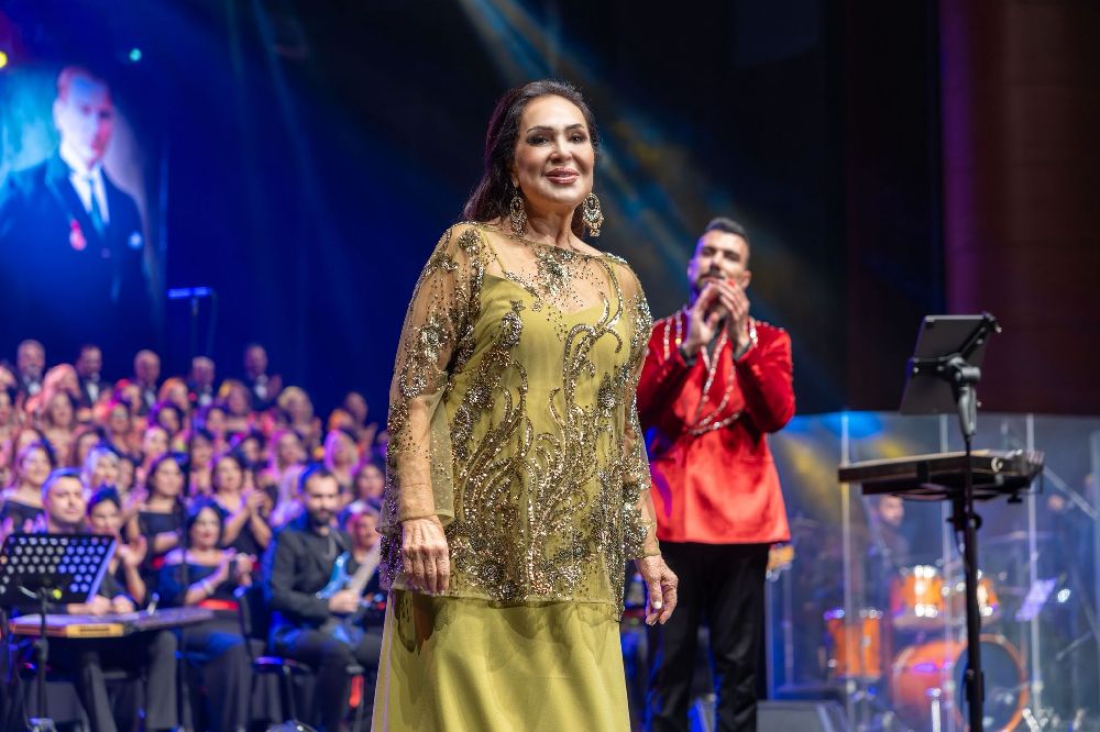 Türkan Şoray İyilik Korosu'yla sahnede