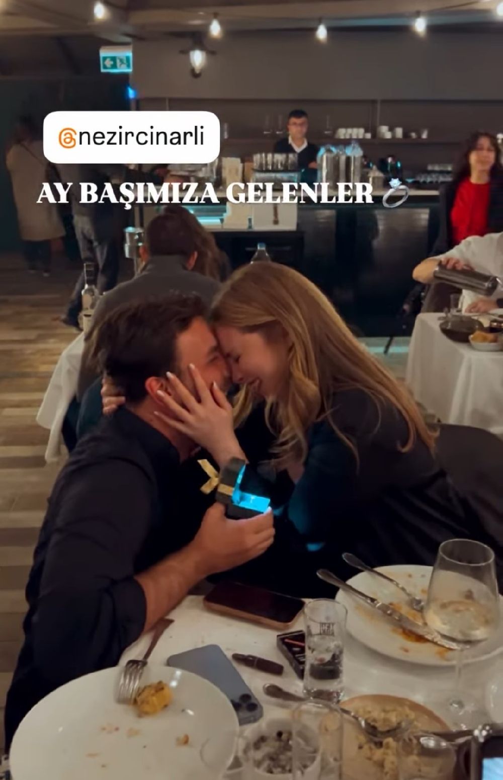 Ünlü oyuncu Hayal Köseoğlu’na doğum gününde evlilik teklifi