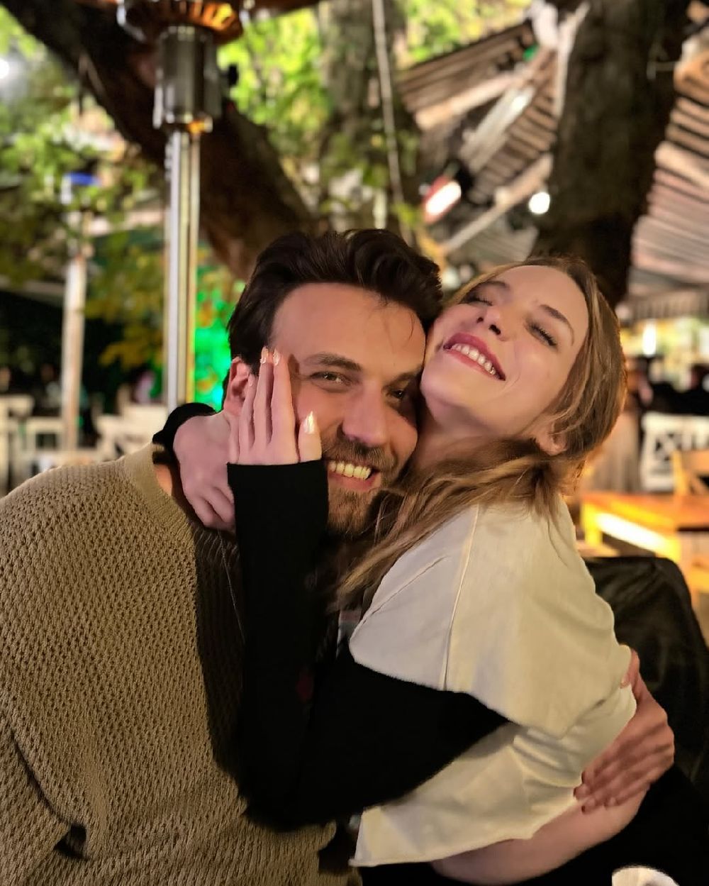 Ünlü oyuncu Hayal Köseoğlu’na doğum gününde evlilik teklifi