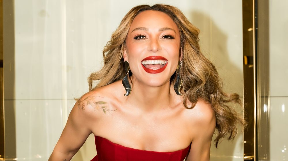 Ziynet Sali’den kırmızı elbiseli alev alev paylaşım!