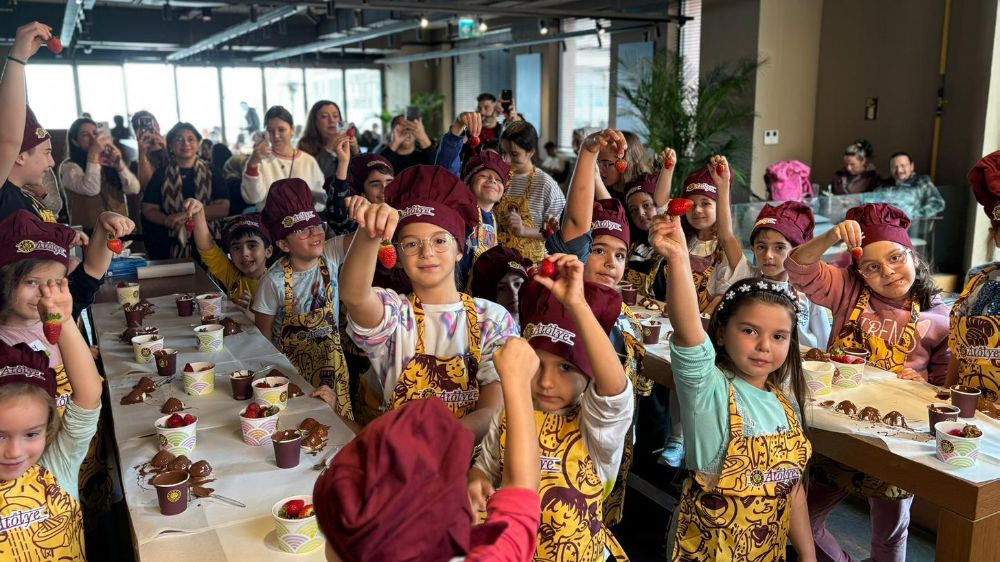 Çocuklara sanat, yaratıcılık ve lezzet dolu atölyeler sunuyor
