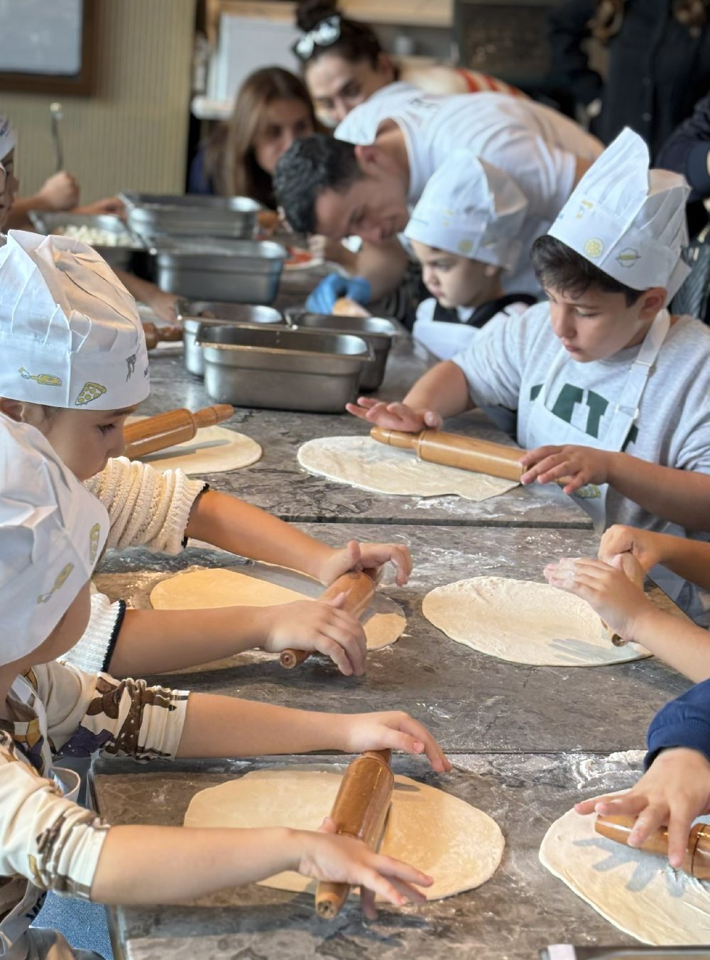 Çocuklara sanat, yaratıcılık ve lezzet dolu atölyeler sunuyor