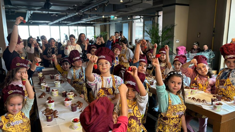 Çocuklara sanat, yaratıcılık ve lezzet dolu atölyeler sunuyor