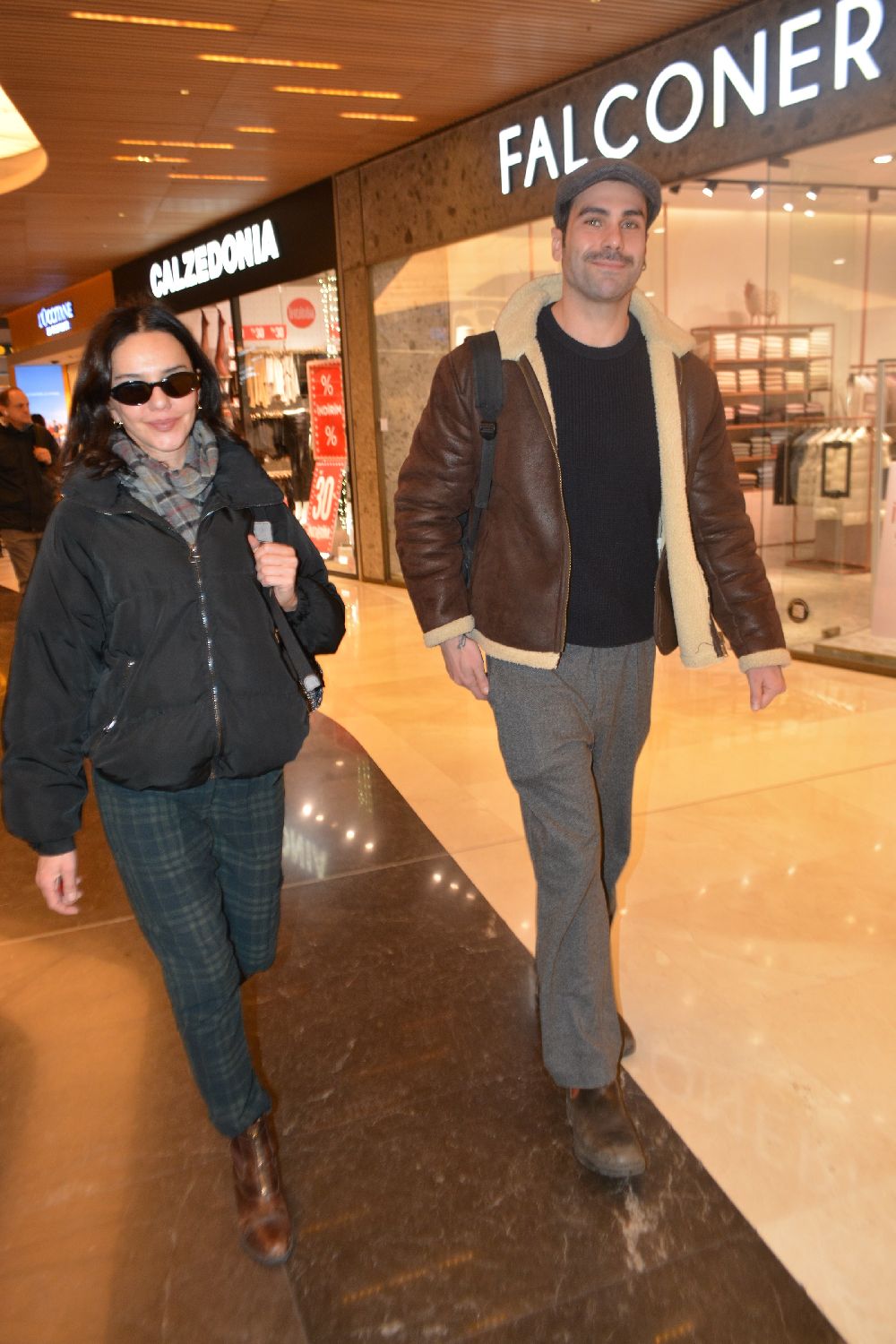 Hande Ataizi ve sevgilisi Dinç Aydoğdu'nun AVM tarzı   