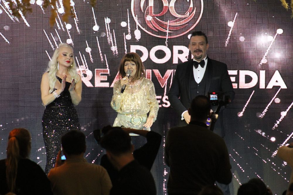 Ödül gecesi yıldızlar geçidine sahne oldu