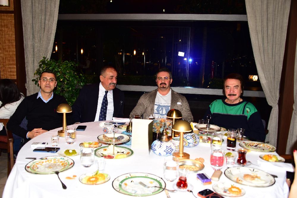 Orhan Gencebay yakın dostlarıyla iftarda buluştu