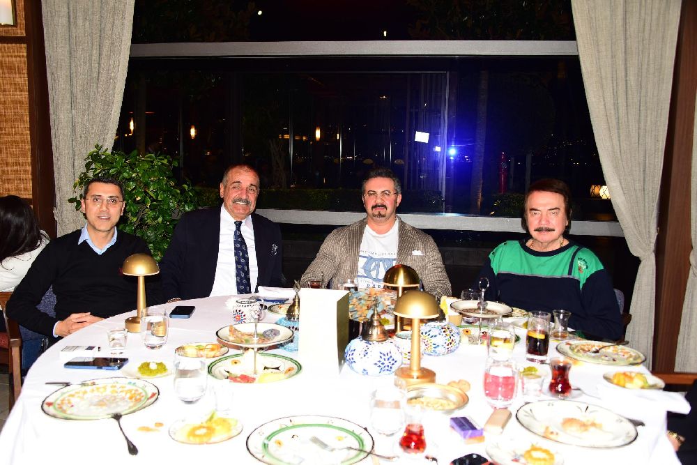 Orhan Gencebay yakın dostlarıyla iftarda buluştu