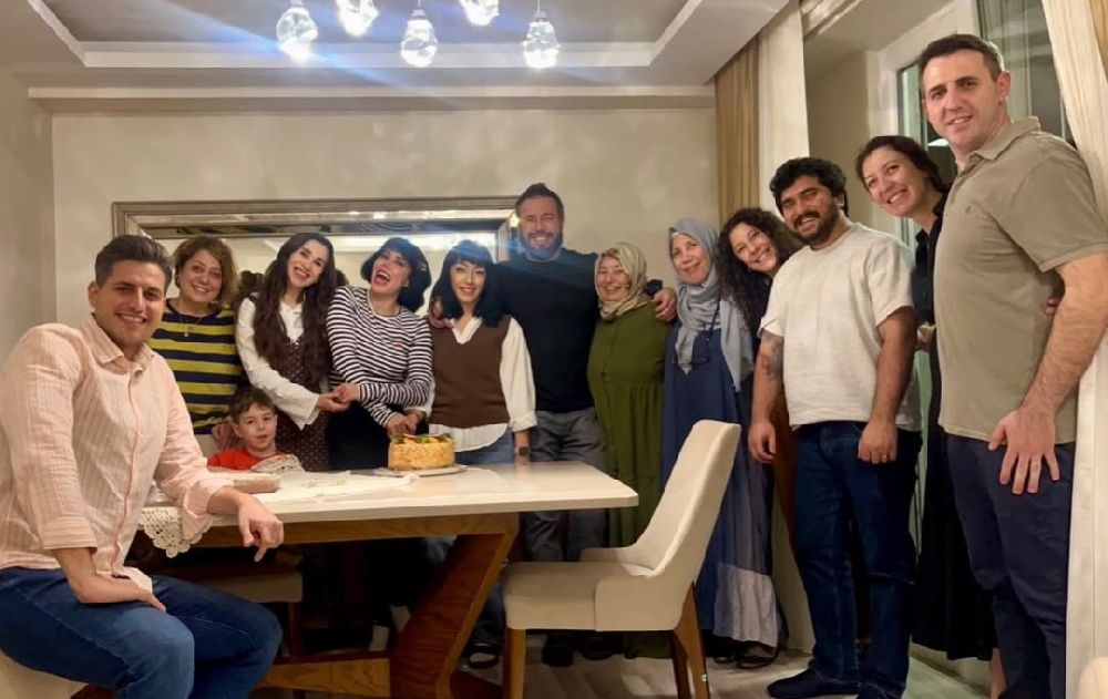 Sevda Dalgıç'a ailesinden erken doğum günü kutlaması