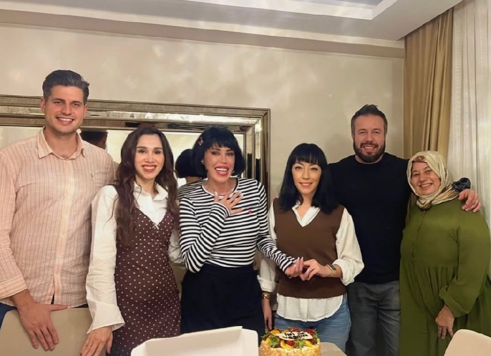 Sevda Dalgıç'a ailesinden erken doğum günü kutlaması