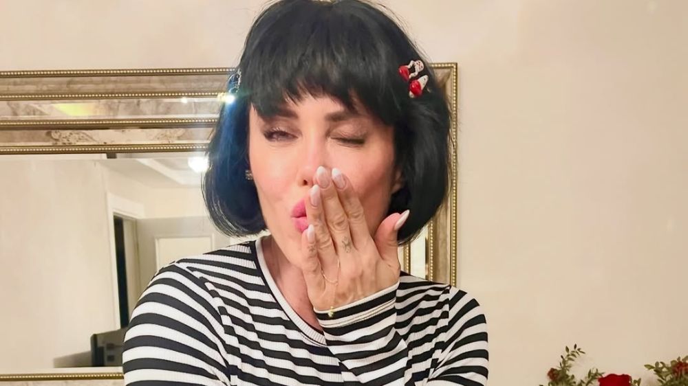 Sevda Dalgıç'a ailesinden erken doğum günü kutlaması