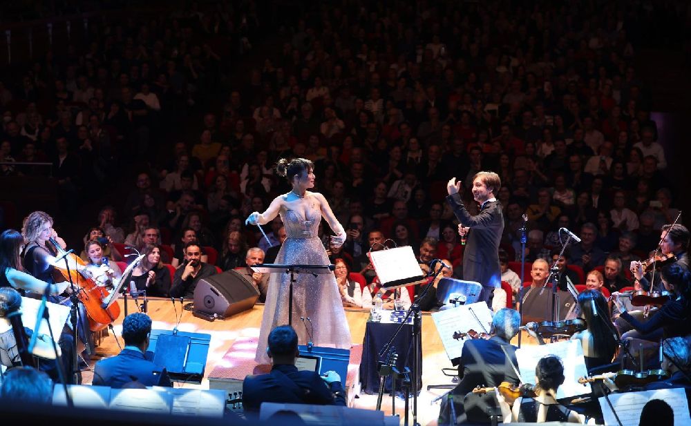 Şevval Sam hem söyledi hem yönetti