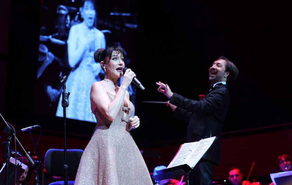 Şevval Sam hem söyledi hem yönetti