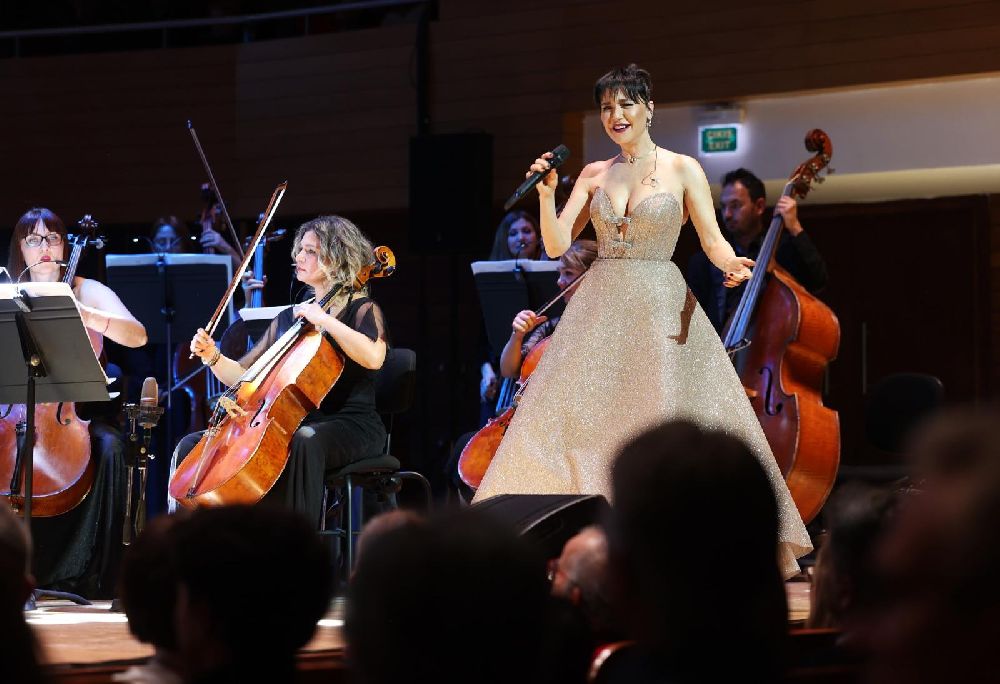 Şevval Sam hem söyledi hem yönetti