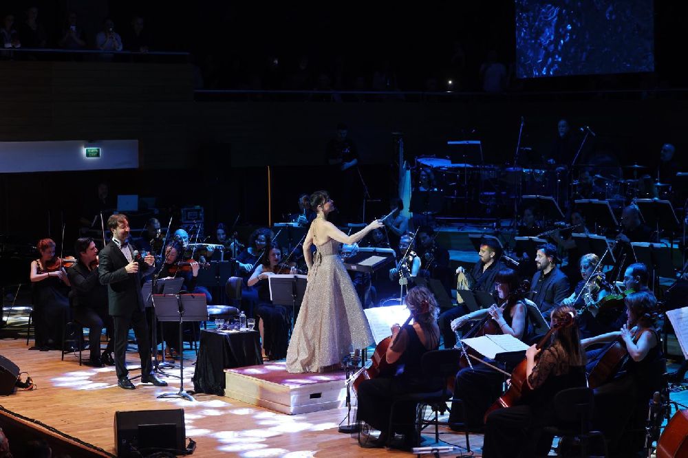 Şevval Sam hem söyledi hem yönetti