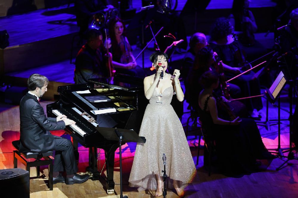 Şevval Sam hem söyledi hem yönetti