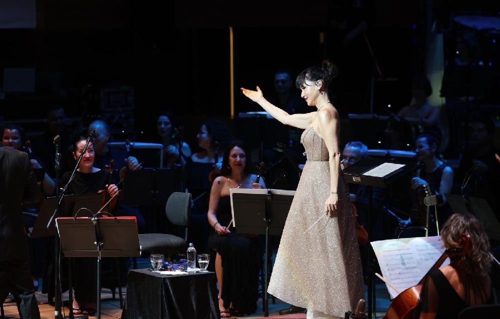 Şevval Sam hem söyledi hem yönetti