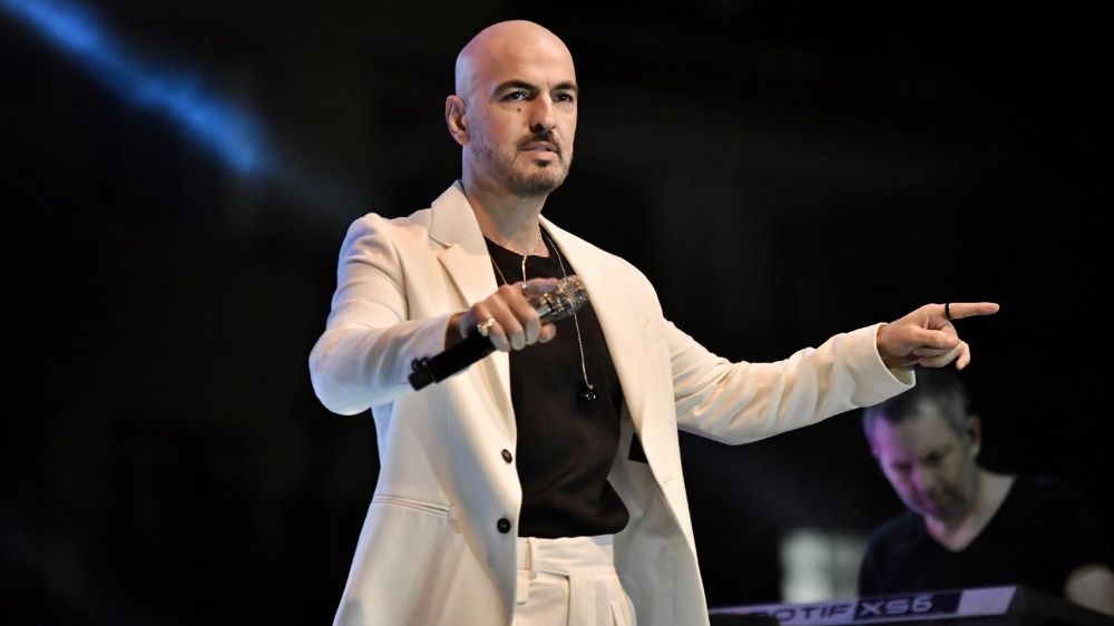 Soner Sarıkabadayı Türkiye turnesinde devam ediyor