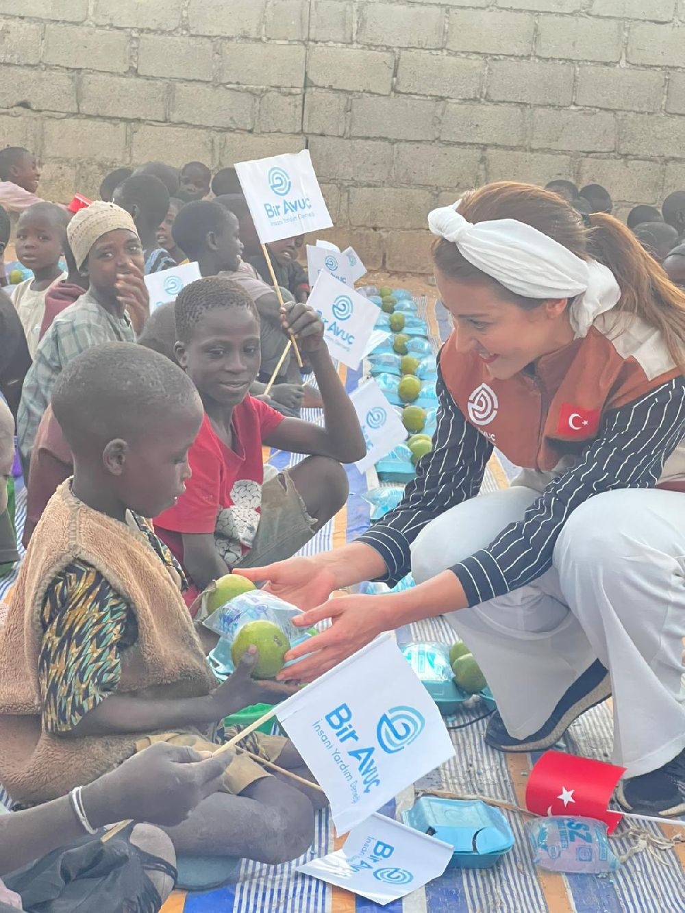 Tuğba Melis Türk ve Emre Özmen yetimlere umut oldu