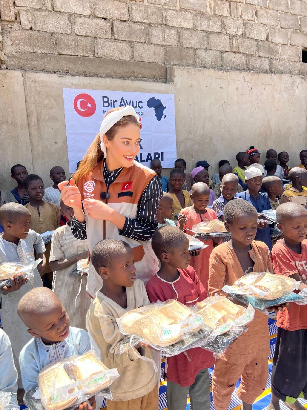 Tuğba Melis Türk ve Emre Özmen yetimlere umut oldu