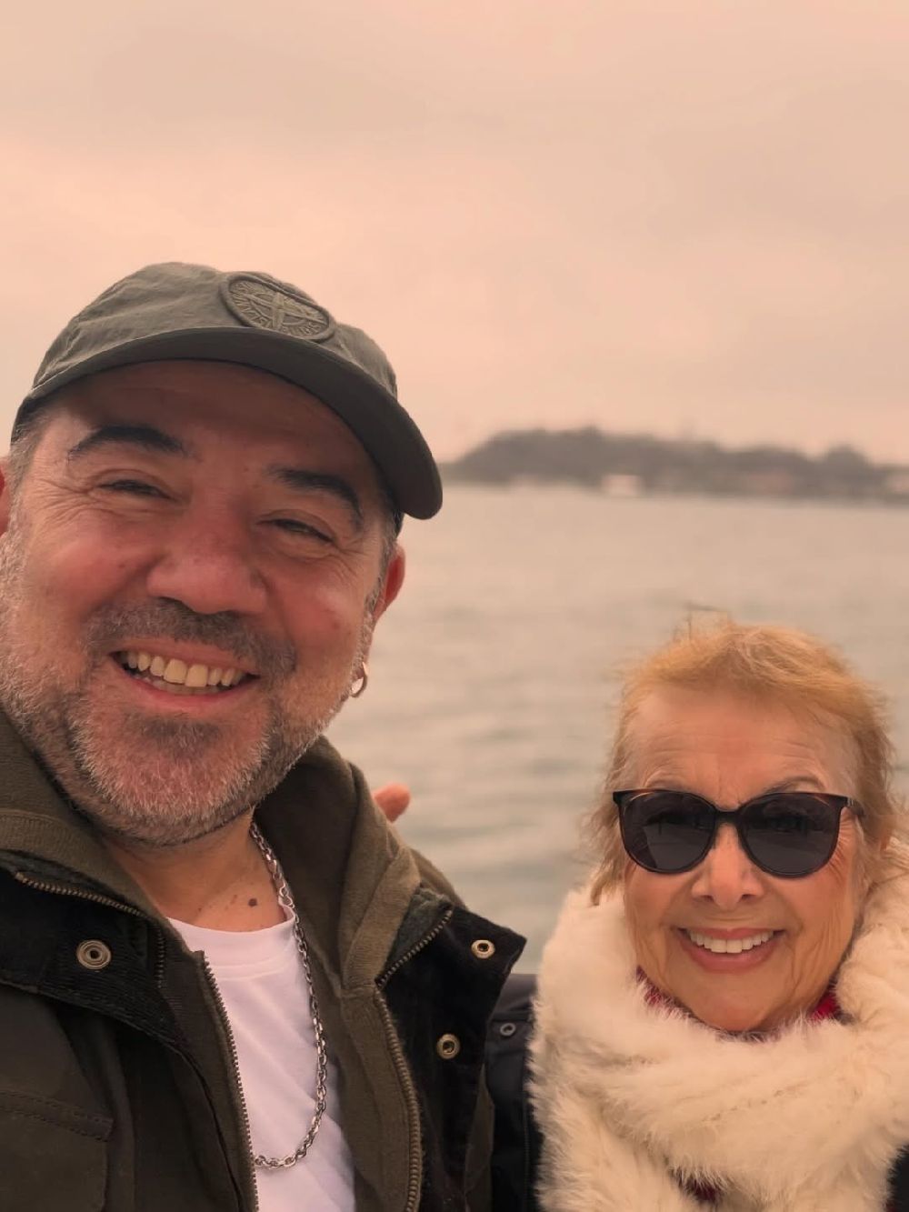 Ata Demirer'dan annesi Ayten Kaçar'a doğum günü kutlaması