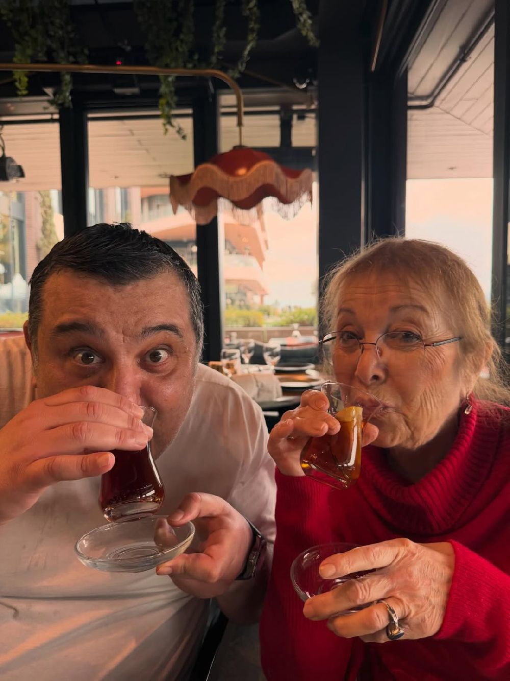 Ata Demirer'dan annesi Ayten Kaçar'a doğum günü kutlaması