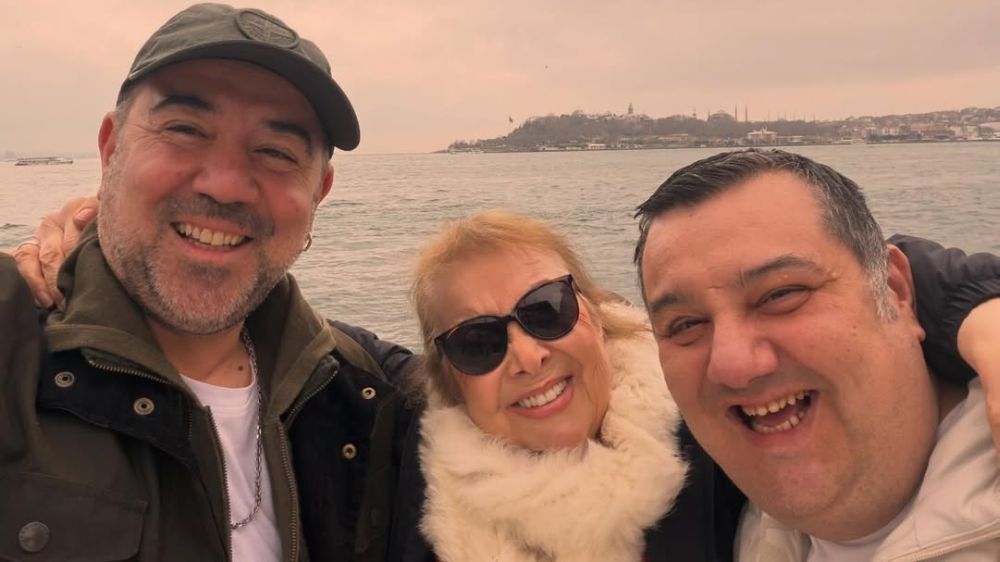 Ata Demirer'dan annesi Ayten Kaçar'a doğum günü kutlaması