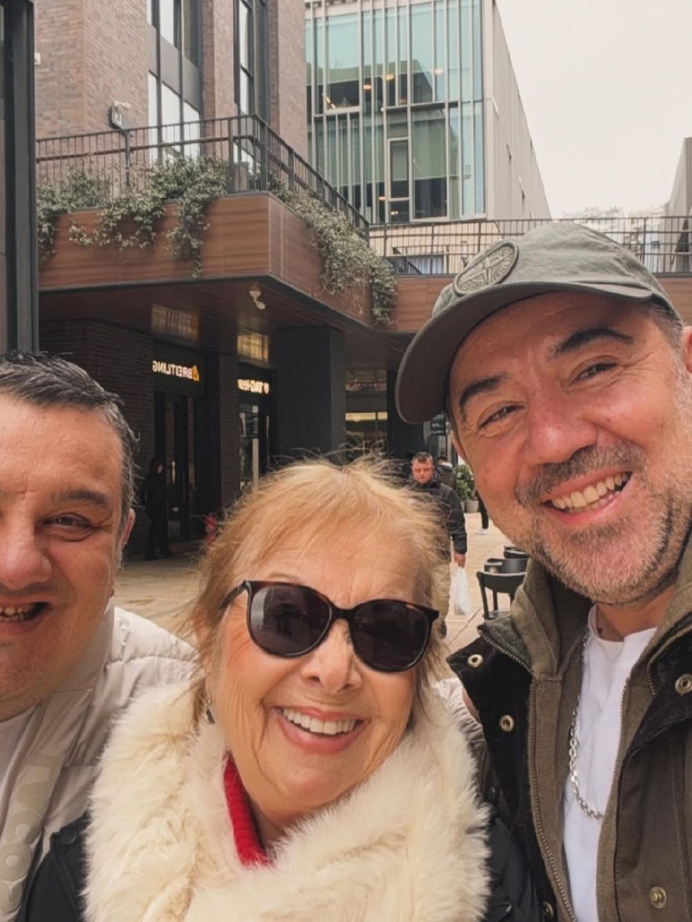 Ata Demirer'dan annesi Ayten Kaçar'a doğum günü kutlaması