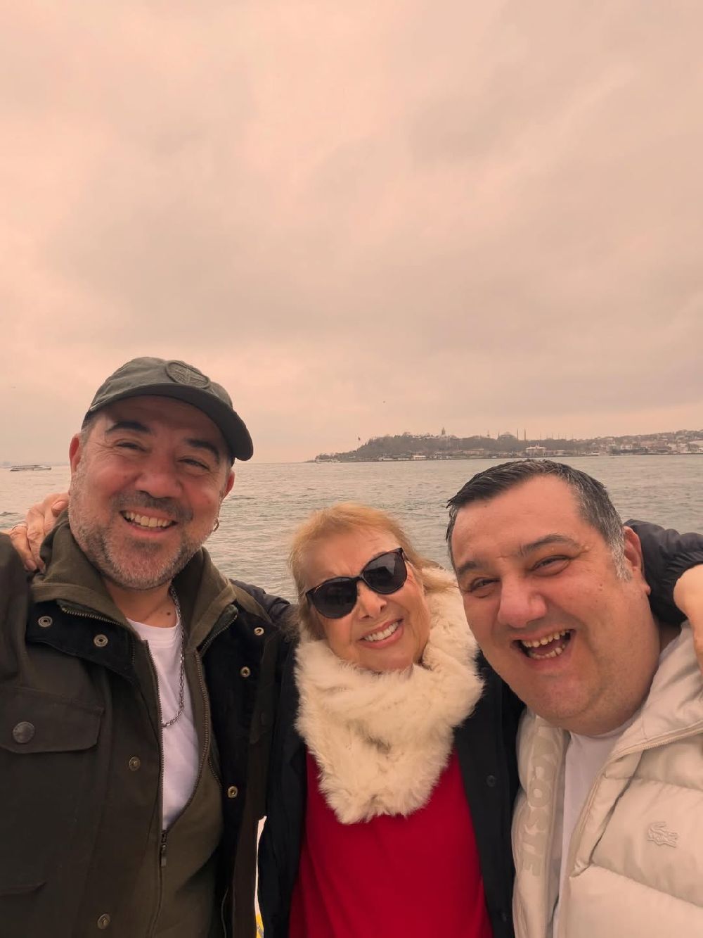 Ata Demirer'dan annesi Ayten Kaçar'a doğum günü kutlaması