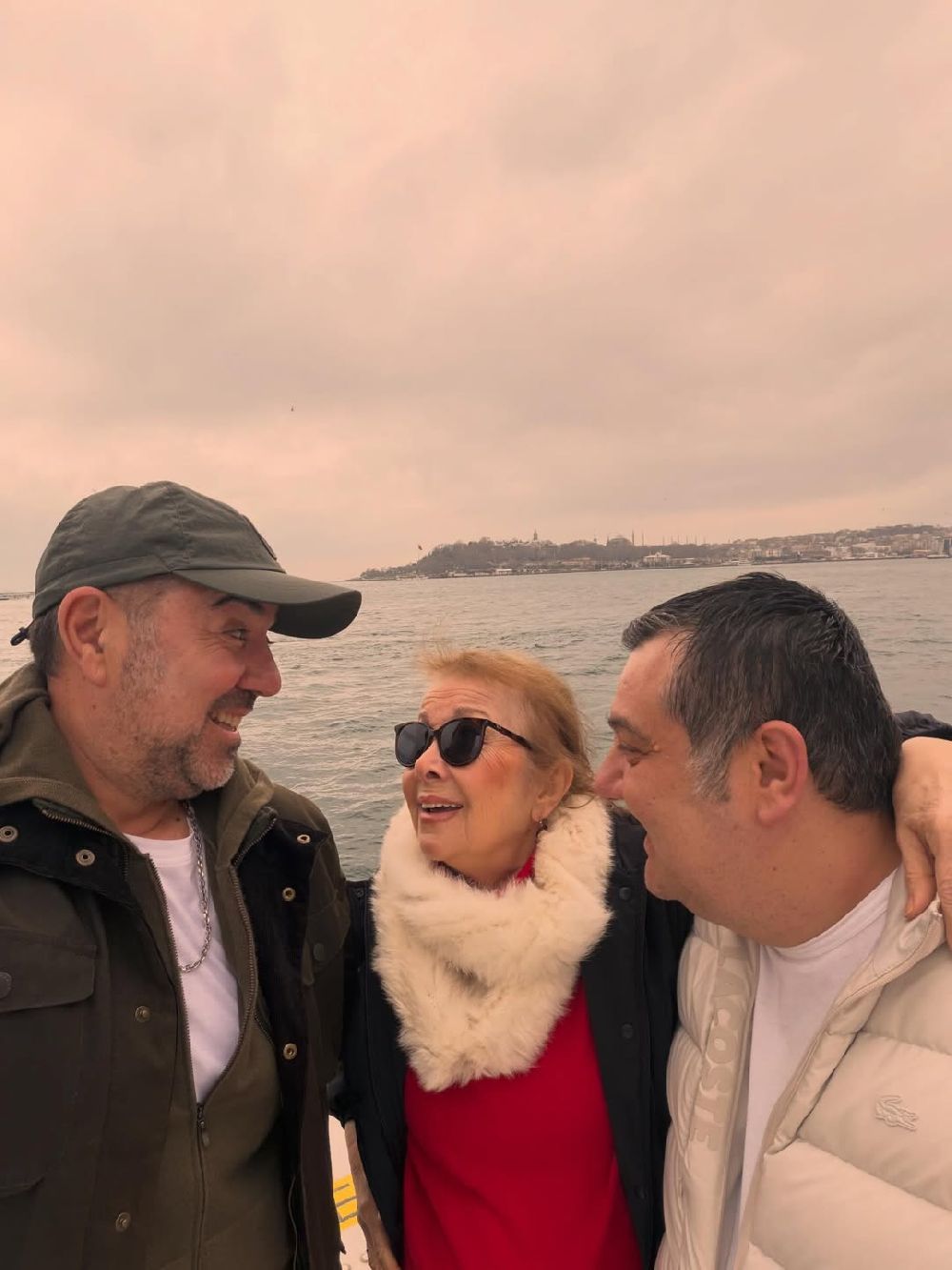 Ata Demirer'dan annesi Ayten Kaçar'a doğum günü kutlaması