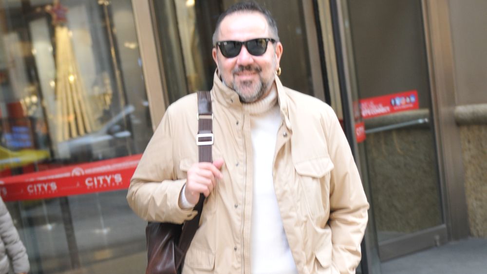 Ata Demirer sahnesinde giydiği kıyafetleri çocukların eğitimi için bağışlıyor