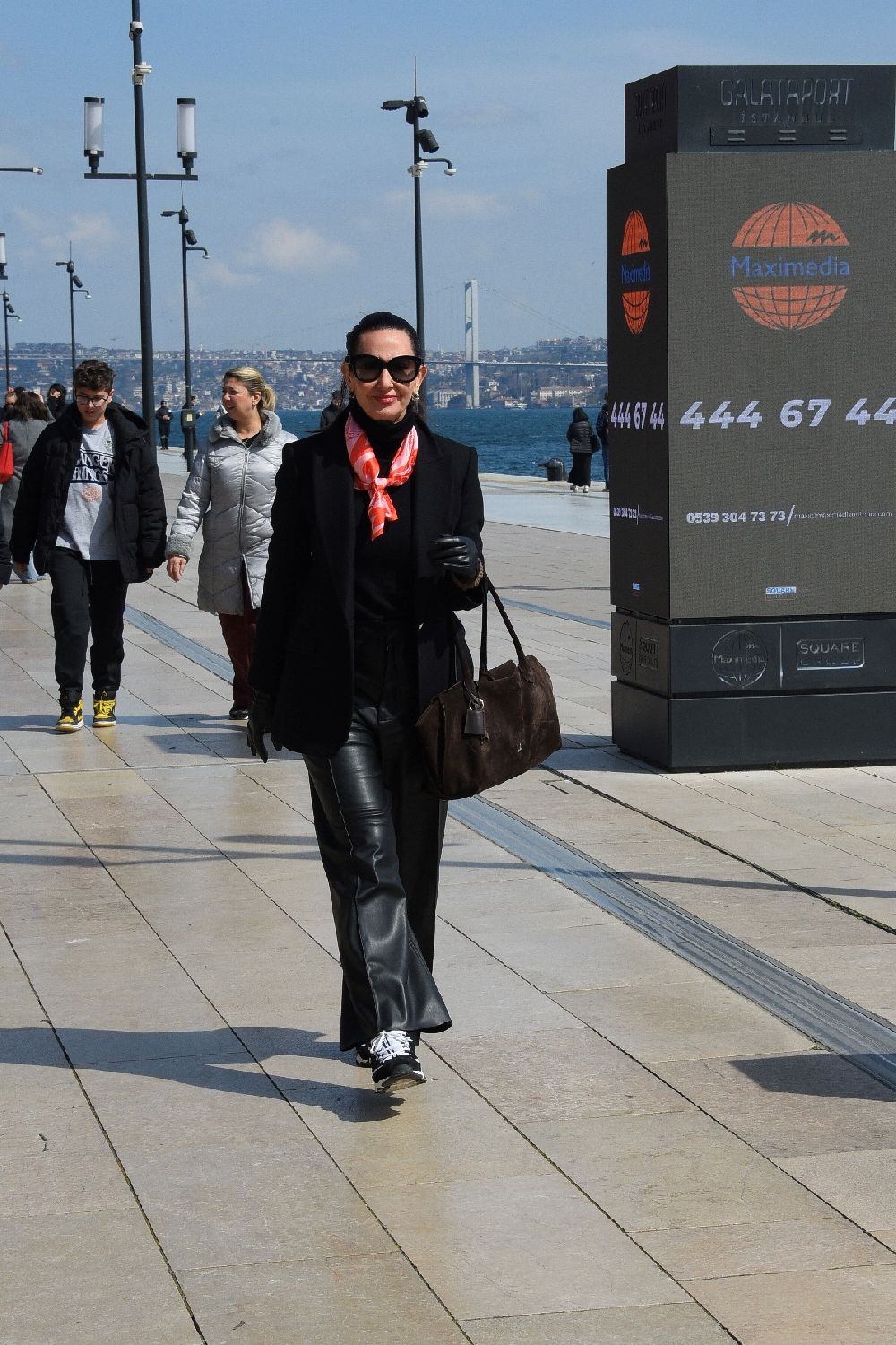 Ayşe Tolga'dan hem iş hem alışveriş