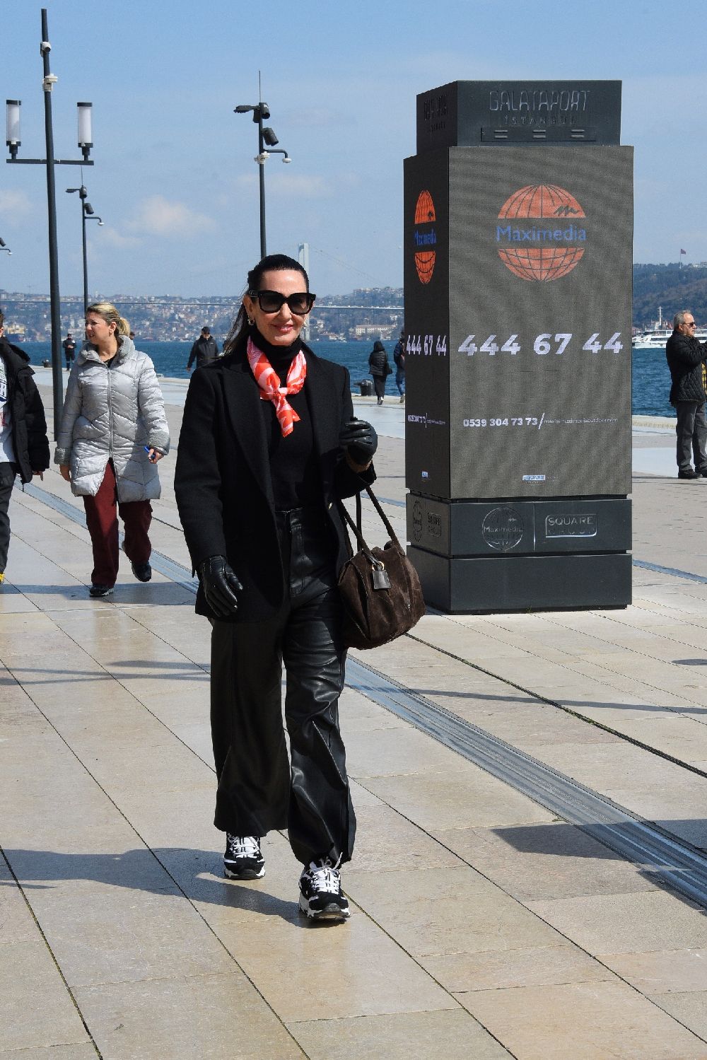 Ayşe Tolga'dan hem iş hem alışveriş