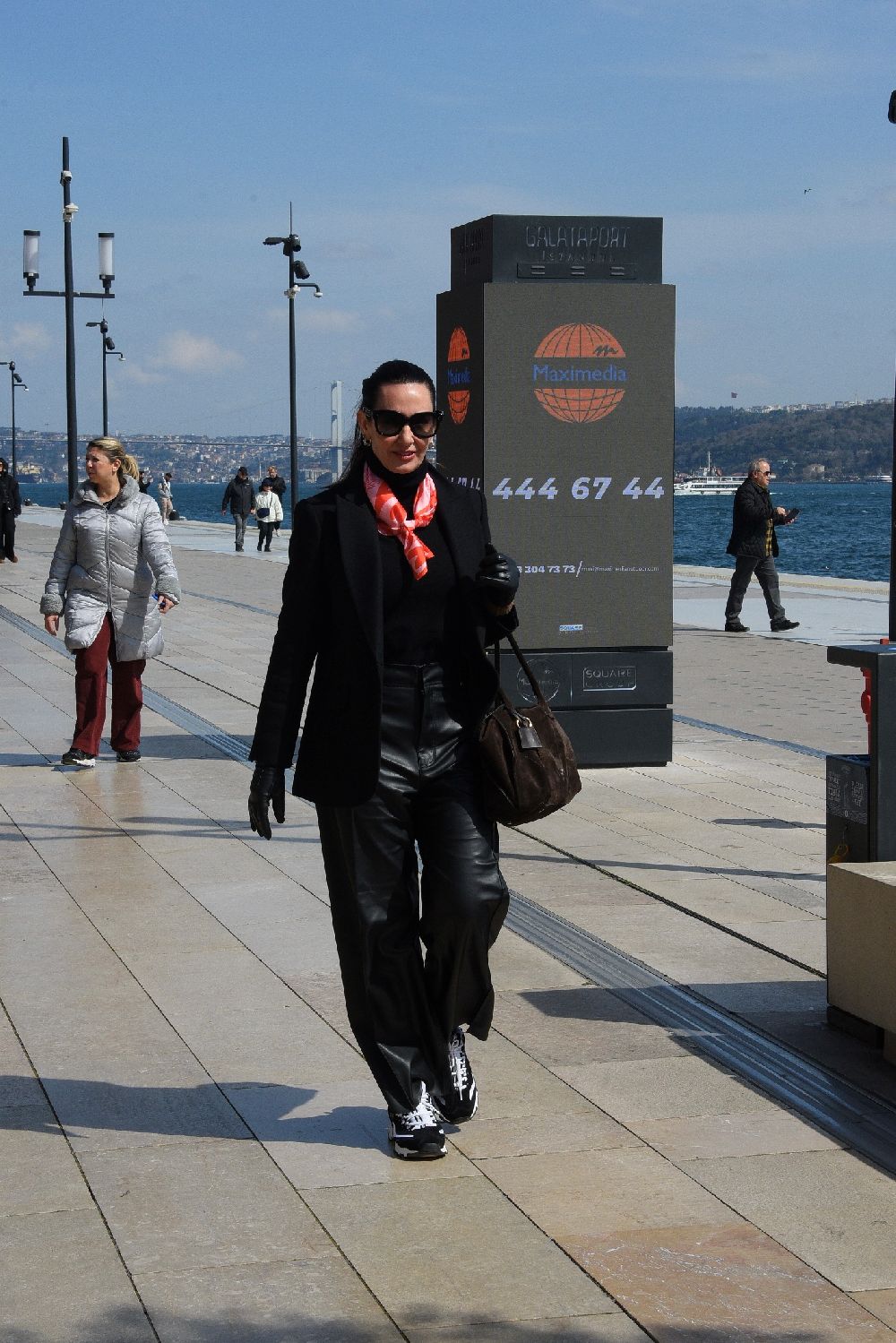 Ayşe Tolga'dan hem iş hem alışveriş