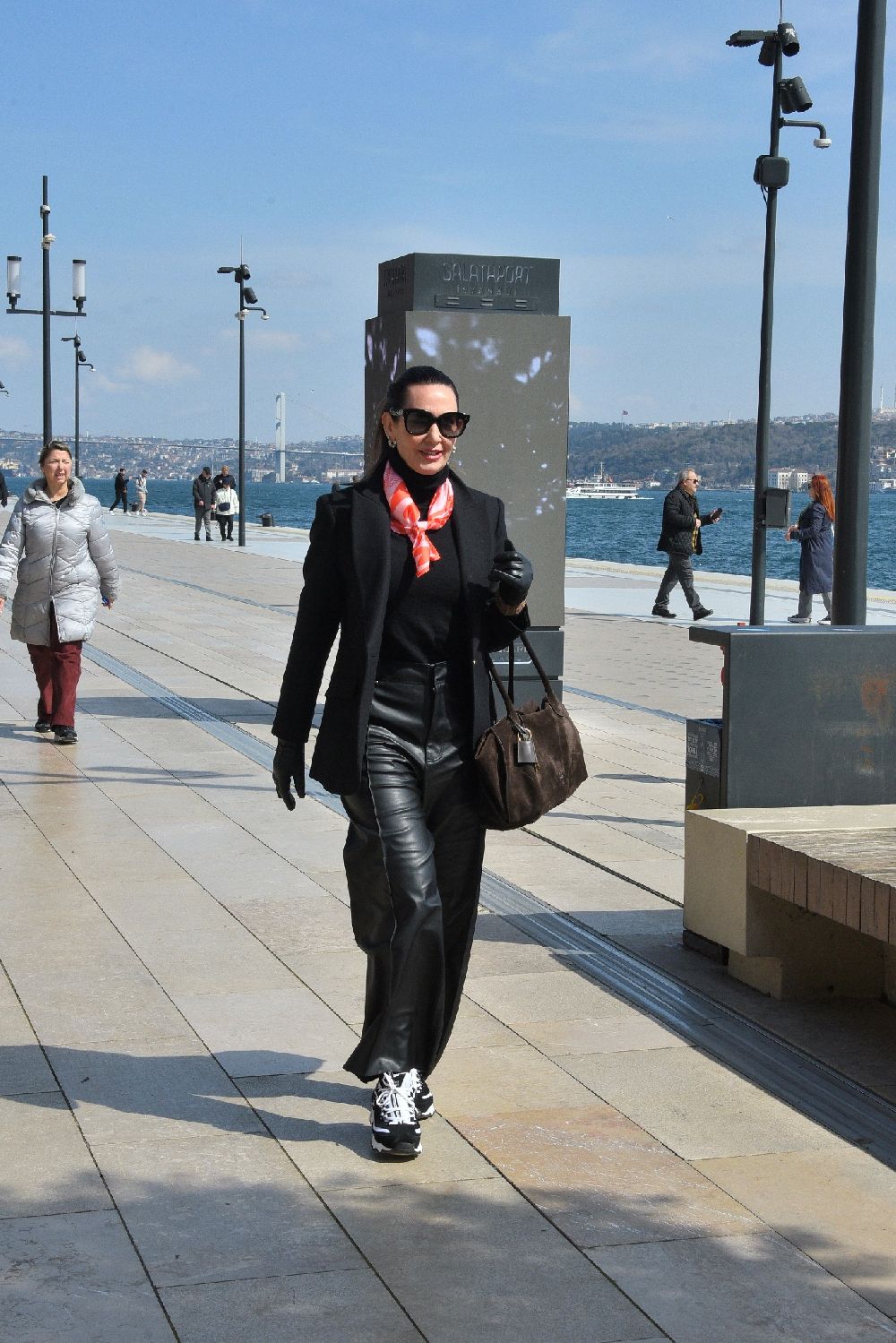 Ayşe Tolga'dan hem iş hem alışveriş