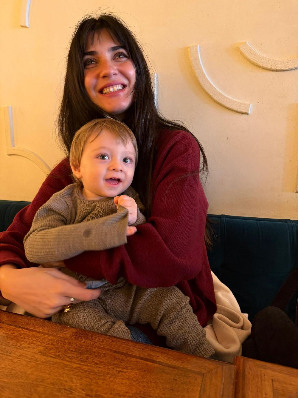 Cansel Elçin ile Tuba Büyüküstün Paris’te yıllar sonra buluştu   