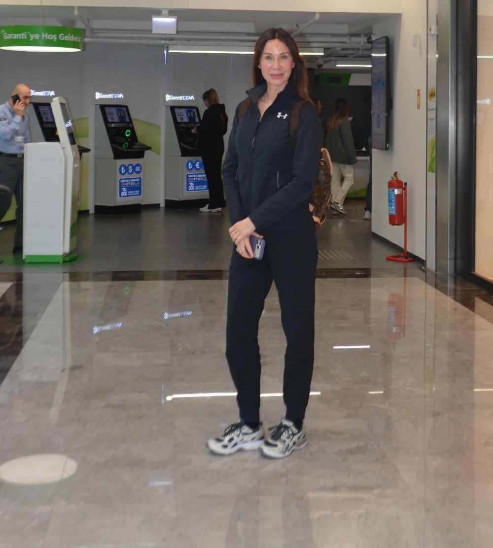 Demet Şener'in AVM'de spor tarzı
