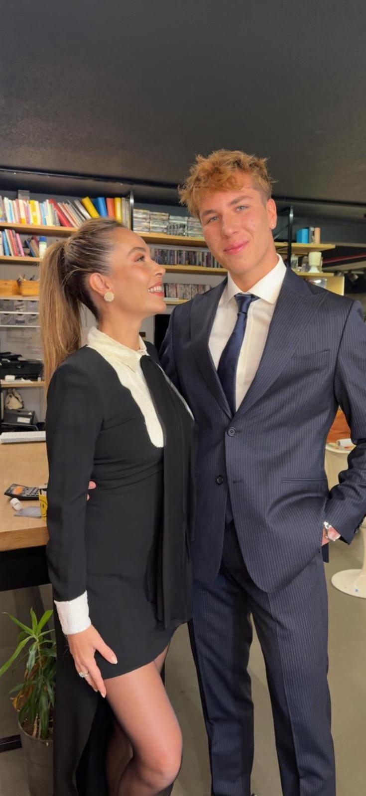 Esra Ronabar ve oğlu Mavi Rüzgar tarzıyla göz kamaştırdı   