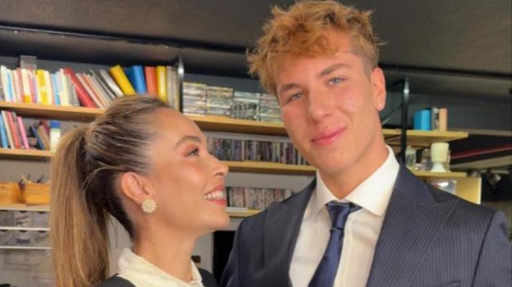 Esra Ronabar ve oğlu Mavi Rüzgar tarzıyla göz kamaştırdı   