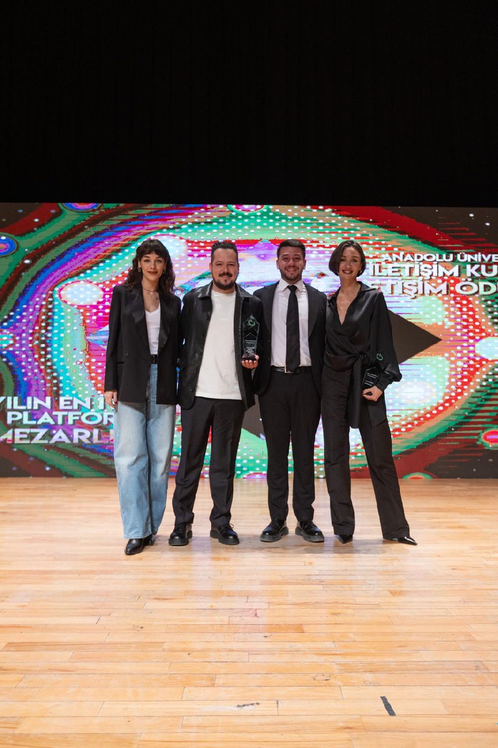 Mezarlık dizisine öğrencilerden anlamlı ödül